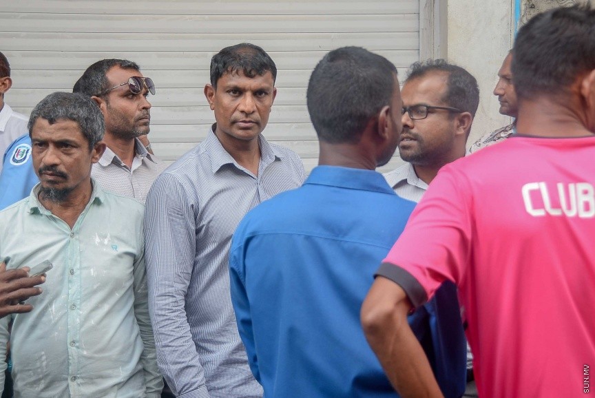 ޖެނުއަރީ 8، 2017: މާވެޔޮ މަގުގައި ހުރި މ. ލައިޓް ސިގްނަލް ގޭގެއިން މަރުވެފައި ތިބި ދެމަފިރިން ފެނުން:  ވިލުފުއްޓަށް ނިސްބަތްވާ އެ ދެ މީހުންގެ ތެރެއިން އަންހެން މީހާގެ އުމުރަކީ 40 އަހަރެ. އަދި ފިރިހެން މީހާގެ އުމުރަކީ 50 އަހަރު --- ސަން ފޮޓޯ/ މުހައްމަދު އަފްރާހް