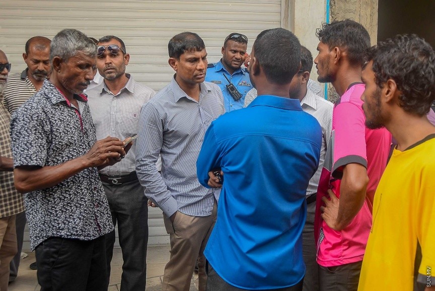 ޖެނުއަރީ 8، 2017: މާވެޔޮ މަގުގައި ހުރި މ. ލައިޓް ސިގްނަލް ގޭގެއިން މަރުވެފައި ތިބި ދެމަފިރިން ފެނުން:  ވިލުފުއްޓަށް ނިސްބަތްވާ އެ ދެ މީހުންގެ ތެރެއިން އަންހެން މީހާގެ އުމުރަކީ 40 އަހަރެ. އަދި ފިރިހެން މީހާގެ އުމުރަކީ 50 އަހަރު --- ސަން ފޮޓޯ/ މުހައްމަދު އަފްރާހް