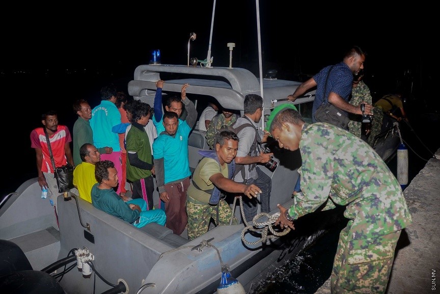 13 ޖެނުއަރީ 2017: ރޯވި "މާކޯ ޕޯލޯ 2" ބޯޓުން ކަނޑުވި މީހުން މިރޭ އެމްއެންޑީއެފް ގެ ކޯސްޓްގާޑު ޣާޒީގައި މާލެ ގެނެއުން: އެމީހުންގެ ތެރޭގައި ހިމެނެއީ އެއް ދިވެއްސަކާއި އިންޑަނޭޝިއާގެ ނުވަ މީހެކެ---ސަން ފޮޓޯ/ މުހައްމަދު އަފްރާހް