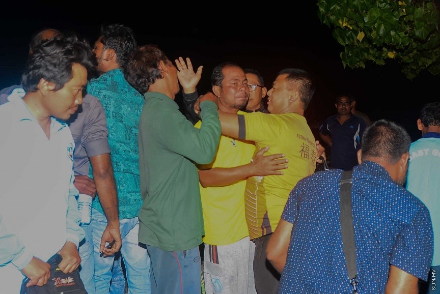 13 ޖެނުއަރީ 2017: ރޯވި "މާކޯ ޕޯލޯ 2" ބޯޓުން ކަނޑުވި މީހުން މިރޭ އެމްއެންޑީއެފް ގެ ކޯސްޓްގާޑު ޣާޒީގައި މާލެ ގެނެއުން: އެމީހުންގެ ތެރޭގައި ހިމެނެއީ އެއް ދިވެއްސަކާއި އިންޑަނޭޝިއާގެ ނުވަ މީހެކެ---ސަން ފޮޓޯ/ މުހައްމަދު އަފްރާހް