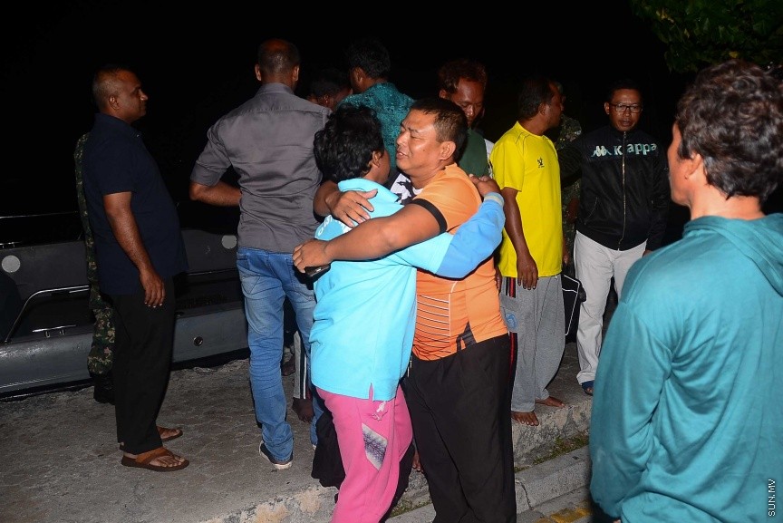 13 ޖެނުއަރީ 2017: ރޯވި "މާކޯ ޕޯލޯ 2" ބޯޓުން ކަނޑުވި މީހުން މިރޭ އެމްއެންޑީއެފް ގެ ކޯސްޓްގާޑު ޣާޒީގައި މާލެ ގެނެއުން: އެމީހުންގެ ތެރޭގައި ހިމެނެއީ އެއް ދިވެއްސަކާއި އިންޑަނޭޝިއާގެ ނުވަ މީހެކެ---ސަން ފޮޓޯ/ މުހައްމަދު އަފްރާހް