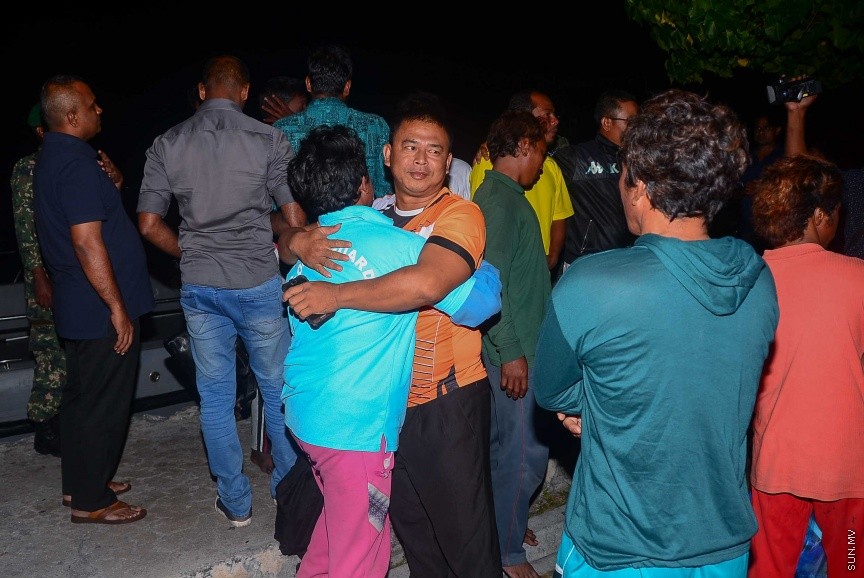 13 ޖެނުއަރީ 2017: ރޯވި "މާކޯ ޕޯލޯ 2" ބޯޓުން ކަނޑުވި މީހުން މިރޭ އެމްއެންޑީއެފް ގެ ކޯސްޓްގާޑު ޣާޒީގައި މާލެ ގެނެއުން: އެމީހުންގެ ތެރޭގައި ހިމެނެއީ އެއް ދިވެއްސަކާއި އިންޑަނޭޝިއާގެ ނުވަ މީހެކެ---ސަން ފޮޓޯ/ މުހައްމަދު އަފްރާހް