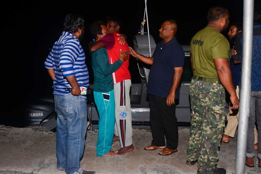 13 ޖެނުއަރީ 2017: ރޯވި "މާކޯ ޕޯލޯ 2" ބޯޓުން ކަނޑުވި މީހުން މިރޭ އެމްއެންޑީއެފް ގެ ކޯސްޓްގާޑު ޣާޒީގައި މާލެ ގެނެއުން: އެމީހުންގެ ތެރޭގައި ހިމެނެއީ އެއް ދިވެއްސަކާއި އިންޑަނޭޝިއާގެ ނުވަ މީހެކެ---ސަން ފޮޓޯ/ މުހައްމަދު އަފްރާހް