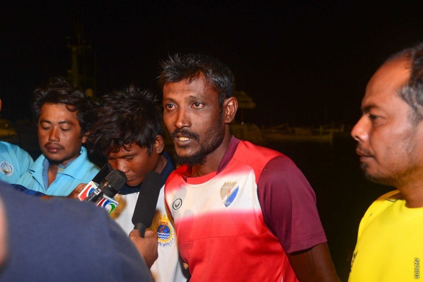 13 ޖެނުއަރީ 2017: ރޯވި "މާކޯ ޕޯލޯ 2" ބޯޓުން ކަނޑުވި މީހުން މިރޭ އެމްއެންޑީއެފް ގެ ކޯސްޓްގާޑު ޣާޒީގައި މާލެ ގެނެއުން: އެމީހުންގެ ތެރޭގައި ހިމެނެއީ އެއް ދިވެއްސަކާއި އިންޑަނޭޝިއާގެ ނުވަ މީހެކެ---ސަން ފޮޓޯ/ މުހައްމަދު އަފްރާހް