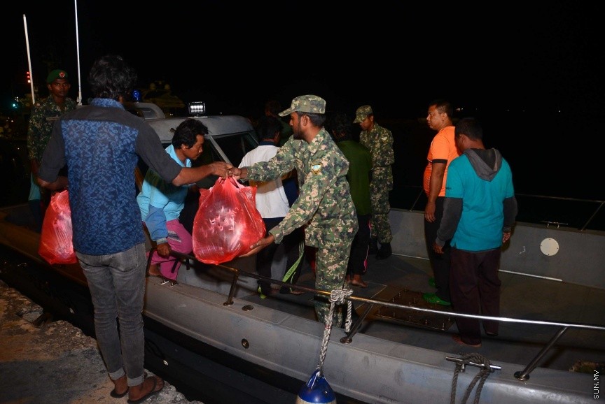 13 ޖެނުއަރީ 2017: ރޯވި "މާކޯ ޕޯލޯ 2" ބޯޓުން ކަނޑުވި މީހުން މިރޭ އެމްއެންޑީއެފް ގެ ކޯސްޓްގާޑު ޣާޒީގައި މާލެ ގެނެއުން: އެމީހުންގެ ތެރޭގައި ހިމެނެއީ އެއް ދިވެއްސަކާއި އިންޑަނޭޝިއާގެ ނުވަ މީހެކެ---ސަން ފޮޓޯ/ މުހައްމަދު އަފްރާހް