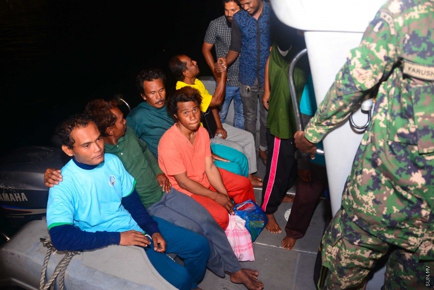 13 ޖެނުއަރީ 2017: ރޯވި "މާކޯ ޕޯލޯ 2" ބޯޓުން ކަނޑުވި މީހުން މިރޭ އެމްއެންޑީއެފް ގެ ކޯސްޓްގާޑު ޣާޒީގައި މާލެ ގެނެއުން: އެމީހުންގެ ތެރޭގައި ހިމެނެއީ އެއް ދިވެއްސަކާއި އިންޑަނޭޝިއާގެ ނުވަ މީހެކެ---ސަން ފޮޓޯ/ މުހައްމަދު އަފްރާހް