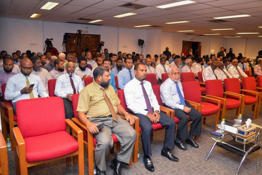 19 ޖެނުއަރީ 2017: އިސްލާމިކް މިނިސްޓްރީން އިންތިޒާމް ކޮށްގެން  "ﷲގެ އިންތައް ފަހަނަ އަޅާ ނުދާށެ" މި ނަމުގައި ބޭއްވި އިލްމުވެރިންގެ ހަތަރު ވަނަ މަހާސިންތާ ފެށުމުގެ ރަސްމިއްޔާތުގެ ތެރެއިން ---ސަން ފޮޓޯ/ މުހައްމަދު އަފްރާހް