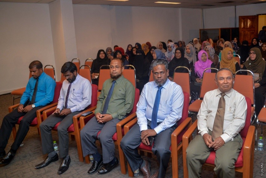 19 ޖެނުއަރީ 2017: އިސްލާމިކް މިނިސްޓްރީން އިންތިޒާމް ކޮށްގެން  "ﷲގެ އިންތައް ފަހަނަ އަޅާ ނުދާށެ" މި ނަމުގައި ބޭއްވި އިލްމުވެރިންގެ ހަތަރު ވަނަ މަހާސިންތާ ފެށުމުގެ ރަސްމިއްޔާތުގެ ތެރެއިން ---ސަން ފޮޓޯ/ މުހައްމަދު އަފްރާހް