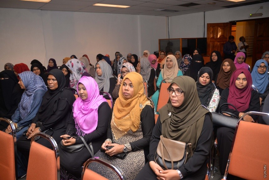 19 ޖެނުއަރީ 2017: އިސްލާމިކް މިނިސްޓްރީން އިންތިޒާމް ކޮށްގެން  "ﷲގެ އިންތައް ފަހަނަ އަޅާ ނުދާށެ" މި ނަމުގައި ބޭއްވި އިލްމުވެރިންގެ ހަތަރު ވަނަ މަހާސިންތާ ފެށުމުގެ ރަސްމިއްޔާތުގެ ތެރެއިން ---ސަން ފޮޓޯ/ މުހައްމަދު އަފްރާހް