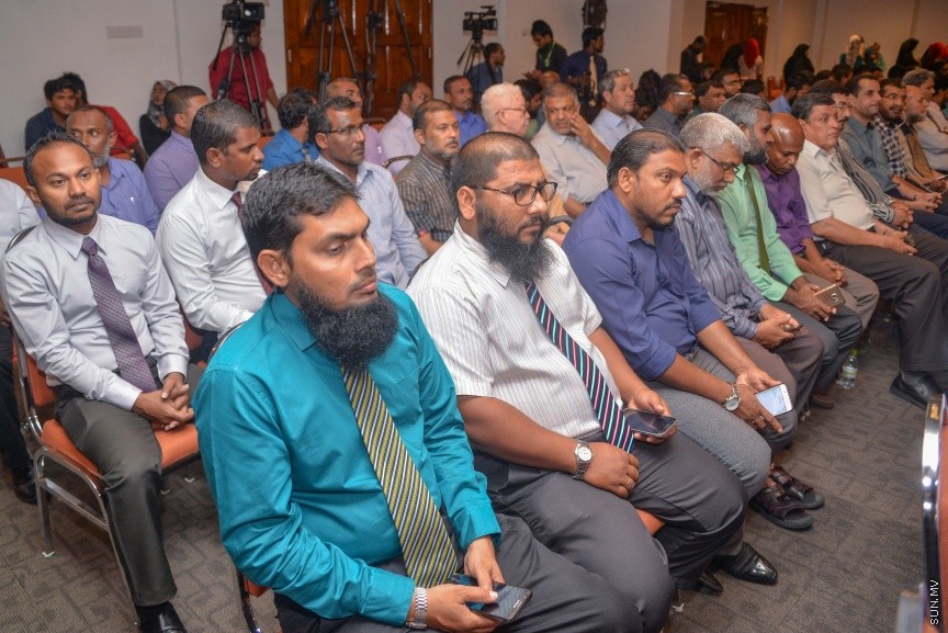 19 ޖެނުއަރީ 2017: އިސްލާމިކް މިނިސްޓްރީން އިންތިޒާމް ކޮށްގެން  "ﷲގެ އިންތައް ފަހަނަ އަޅާ ނުދާށެ" މި ނަމުގައި ބޭއްވި އިލްމުވެރިންގެ ހަތަރު ވަނަ މަހާސިންތާ ފެށުމުގެ ރަސްމިއްޔާތުގެ ތެރެއިން ---ސަން ފޮޓޯ/ މުހައްމަދު އަފްރާހް