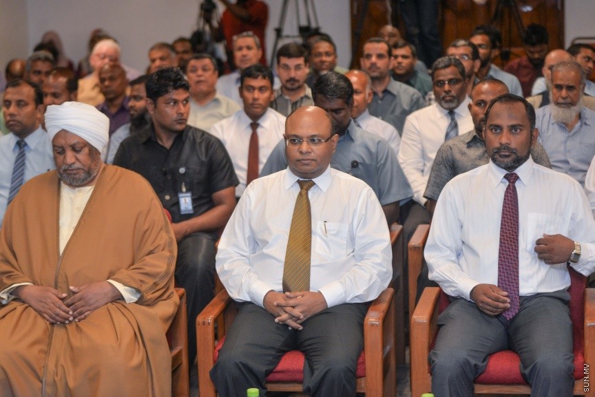 19 ޖެނުއަރީ 2017: އިސްލާމިކް މިނިސްޓްރީން އިންތިޒާމް ކޮށްގެން  "ﷲގެ އިންތައް ފަހަނަ އަޅާ ނުދާށެ" މި ނަމުގައި ބޭއްވި އިލްމުވެރިންގެ ހަތަރު ވަނަ މަހާސިންތާ ފެށުމުގެ ރަސްމިއްޔާތުގެ ތެރެއިން ---ސަން ފޮޓޯ/ މުހައްމަދު އަފްރާހް