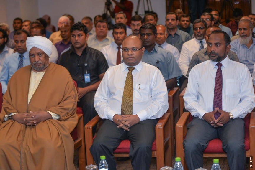 19 ޖެނުއަރީ 2017: އިސްލާމިކް މިނިސްޓްރީން އިންތިޒާމް ކޮށްގެން  "ﷲގެ އިންތައް ފަހަނަ އަޅާ ނުދާށެ" މި ނަމުގައި ބޭއްވި އިލްމުވެރިންގެ ހަތަރު ވަނަ މަހާސިންތާ ފެށުމުގެ ރަސްމިއްޔާތުގެ ތެރެއިން ---ސަން ފޮޓޯ/ މުހައްމަދު އަފްރާހް