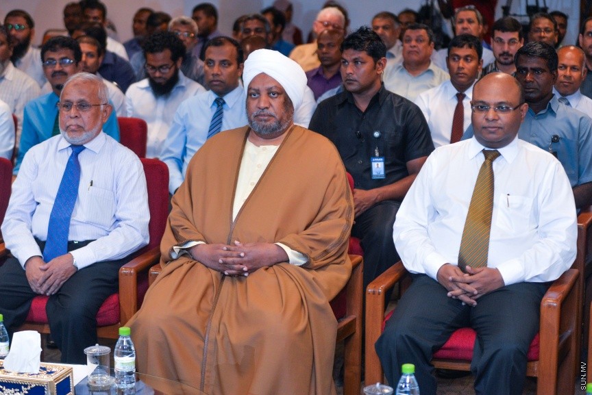 19 ޖެނުއަރީ 2017: އިސްލާމިކް މިނިސްޓްރީން އިންތިޒާމް ކޮށްގެން  "ﷲގެ އިންތައް ފަހަނަ އަޅާ ނުދާށެ" މި ނަމުގައި ބޭއްވި އިލްމުވެރިންގެ ހަތަރު ވަނަ މަހާސިންތާ ފެށުމުގެ ރަސްމިއްޔާތުގެ ތެރެއިން ---ސަން ފޮޓޯ/ މުހައްމަދު އަފްރާހް