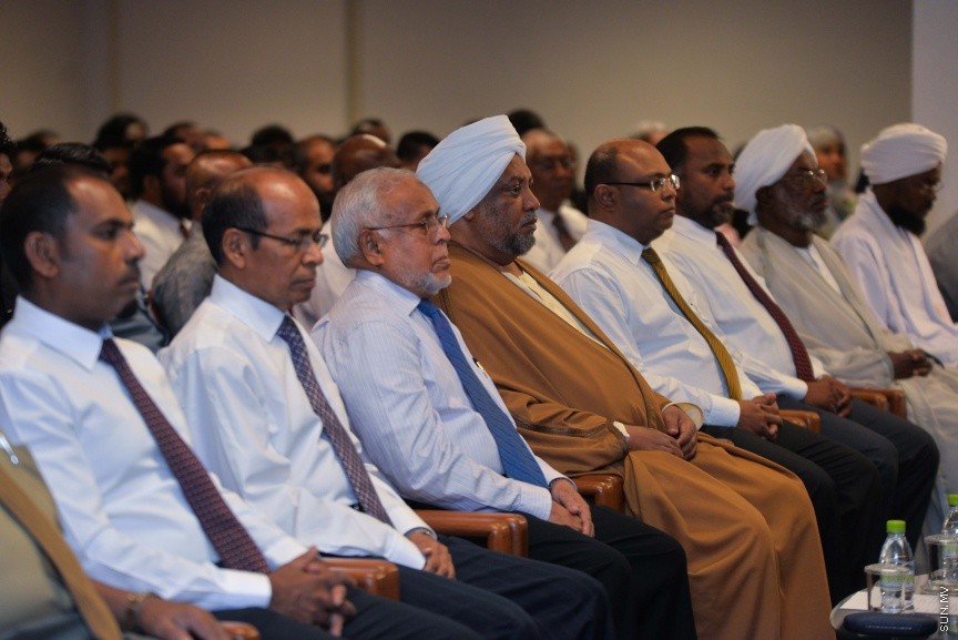 19 ޖެނުއަރީ 2017: އިސްލާމިކް މިނިސްޓްރީން އިންތިޒާމް ކޮށްގެން  "ﷲގެ އިންތައް ފަހަނަ އަޅާ ނުދާށެ" މި ނަމުގައި ބޭއްވި އިލްމުވެރިންގެ ހަތަރު ވަނަ މަހާސިންތާ ފެށުމުގެ ރަސްމިއްޔާތުގެ ތެރެއިން ---ސަން ފޮޓޯ/ މުހައްމަދު އަފްރާހް