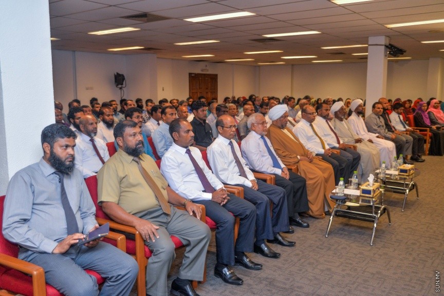 19 ޖެނުއަރީ 2017: އިސްލާމިކް މިނިސްޓްރީން އިންތިޒާމް ކޮށްގެން  "ﷲގެ އިންތައް ފަހަނަ އަޅާ ނުދާށެ" މި ނަމުގައި ބޭއްވި އިލްމުވެރިންގެ ހަތަރު ވަނަ މަހާސިންތާ ފެށުމުގެ ރަސްމިއްޔާތުގެ ތެރެއިން ---ސަން ފޮޓޯ/ މުހައްމަދު އަފްރާހް