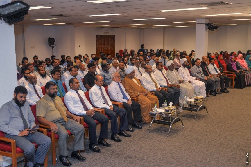 19 ޖެނުއަރީ 2017: އިސްލާމިކް މިނިސްޓްރީން އިންތިޒާމް ކޮށްގެން  "ﷲގެ އިންތައް ފަހަނަ އަޅާ ނުދާށެ" މި ނަމުގައި ބޭއްވި އިލްމުވެރިންގެ ހަތަރު ވަނަ މަހާސިންތާ ފެށުމުގެ ރަސްމިއްޔާތުގެ ތެރެއިން ---ސަން ފޮޓޯ/ މުހައްމަދު އަފްރާހް