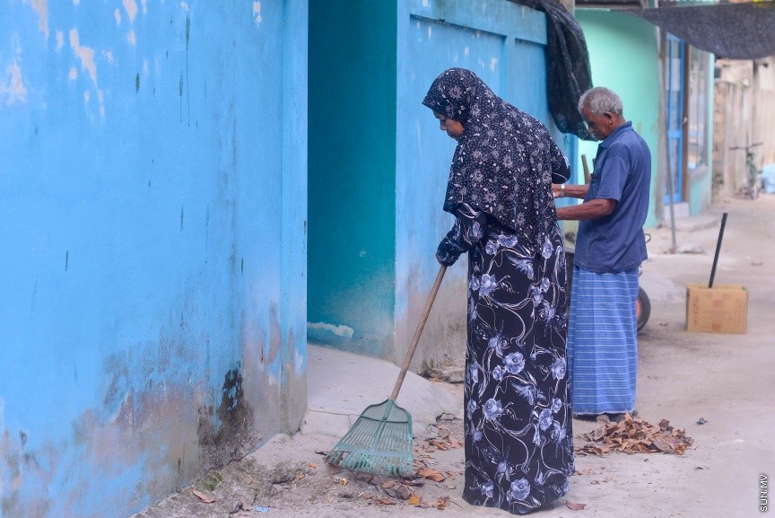 ތޮއްޑޫގެ ރީތިކަން ފޮޓޯތަކުން: މުސްކުޅި ދެމަފިރަކު މަގު ކުނިކަހަނީ: ރަށުތެރެ ސާފްތާހިރު ރަށެއް ގޮތުގަައި ދެމެހެއްޑުމަށް ދެޖިންސުގެ މީހުންގެ ދައުރުވެސް އެހާމެ ބޮޑެ---ސަން ފޮޓޯ/ މުހައްމަދު އަފްރާހް