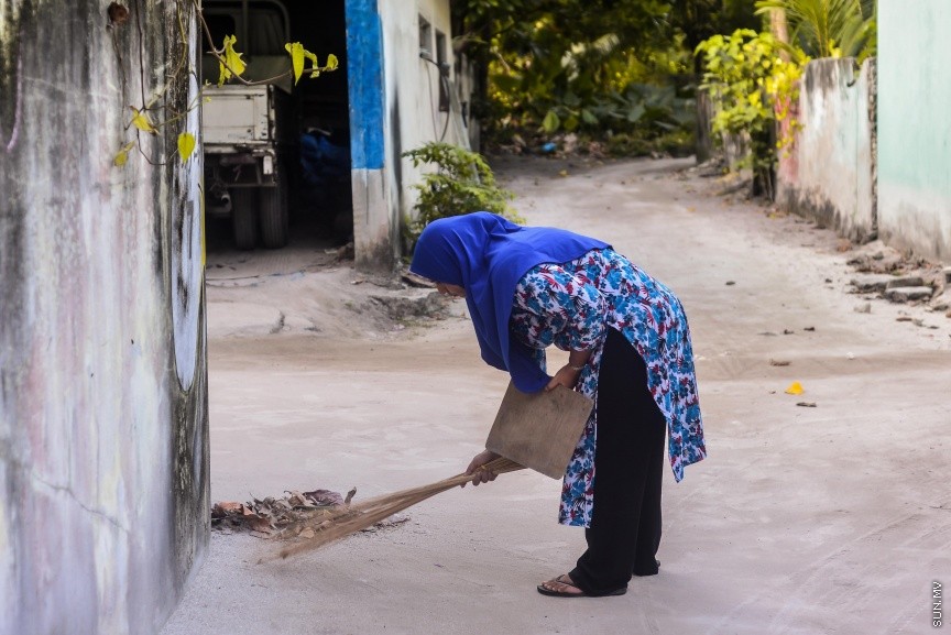 ތޮއްޑޫގެ ރީތިކަން ފޮޓޯތަކުން: އިރު އެރުމާއެކު ތޮއްޑޫގެ މުރާލި އަންހެނަކު މަގު ކުނި ކަހަނީ: ތޮއްޑޫ އަކީ ސާފް ތާހިރު ރަށެކެ---ސަން ފޮޓޯ/ މުހައްމަދު އަފްރާހް