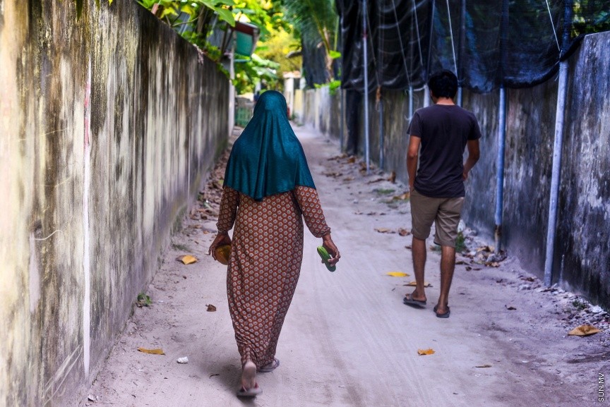 ތޮއްޑޫގެ ރީތިކަން ފޮޓޯތަކުން:   ތޮއްޑޫގެ މަގެއްމަތިން---ސަން ފޮޓޯ/ މުހައްމަދު އަފްެރާހް 