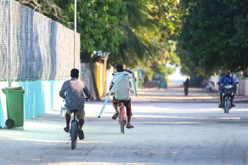 ތޮއްޑޫގެ ރީތިކަން ފޮޓޯތަކުން:    ބޮޑުމަގުގައި ހޮޅިތަކެއް ހިފައިން މީހަކު ދަނީ: ތޮއްޑޫ އަކީ ހީވާގި ބަޔަކު ދިރިއުޅޭ ރަށެއް---ސަން ފޮޓޯ/ މުހައްމަދު އަފްރާހް 