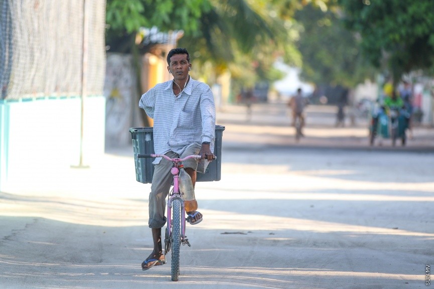 ތޮއްޑޫގެ ރީތިކަން ފޮޓޯތަކުން:   ބައިސް ކަލެއްގައި އެއްޗެހި ތަކެއް ހިފައިން މީހަކު ދުއްވާފައި އަންނަީ---ސަން ފޮޓޯ/ މުހައްމަދު އަފްރާހް