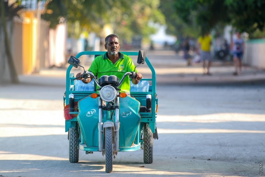 ތޮއްޑޫގެ ރީތިކަން ފޮޓޯތަކުން:   ތޮއްޑޫގެ މަގެއްގައި މުސްކުޅި މީހަކު ކުޑަ ޕިކަޕެއް ދުއްވާފައި ދަނީ: ތޮއްޑޫ އަކީ ބިމުގެ ގޮތުން ބޮޑުރަށެއް---ސަން ފޮޓޯ/ މުހައްމަދު އަފްރާހް