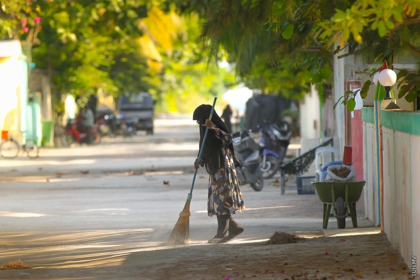 ތޮއްޑޫގެ ރީތިކަން ފޮޓޯތަކުން:   ހެނދުނު ހޭލައިގެން ތޮއްޑޫ މަގު ކުނިކަހަނީ: ރީތި ރަށެއްގެ ގޮތުގައި ތޮއްޑޫ ބޭއްވުމަށް ދެ އުމުރު ފުރައިގެ މީހުން ވެސް މަސައްކަތް ކުރޭ-- ސަން ފޮޓޯ/ މުހައްމަދު އަފްރާހު
