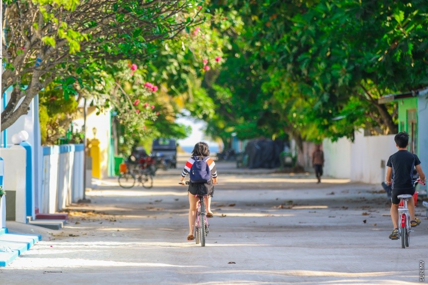 ތޮއްޑޫގެ ރީތިކަން ފޮޓޯތަކުން:   ތޮއްޑޫ މަގެއްމަތީ ފަތުރު ވެރިޔަކު ބައިސްކލް ދުއްވަނީ---ސަން ފޮޓޯ/ މުހައްމަދު އަފްރާހް