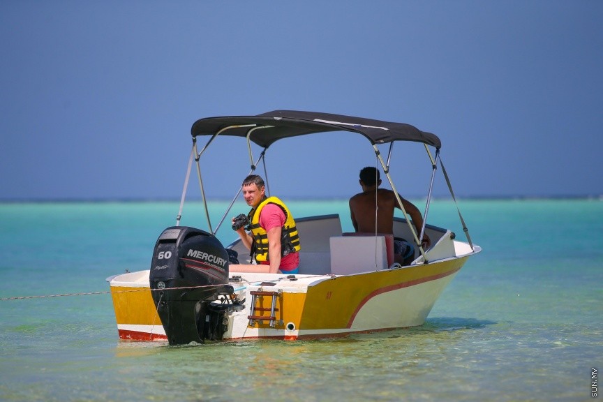 ޗުއްޓީ ހޭދަކޮއްލަން ތޮއްޑޫއަށް އައިސް އުޅޭ ފަތުރުވެރިޔަކު އެ ރަށު ވިލު ތެރޭގައި އޮތްލޯޗެއްގައި: 17 ގެސްޓް ހައުސް ހުންނަ ތޮއްޑޫއަށް މޫދު ކުޅިވަރު ފުޅާވެގެން ދިޔައީ ގެސްޓްހައުސް ވިޔަފާރިއާއެކު-- ސަން ފޮޓޯ/ މުހައްމަދު އަފްރާހު
