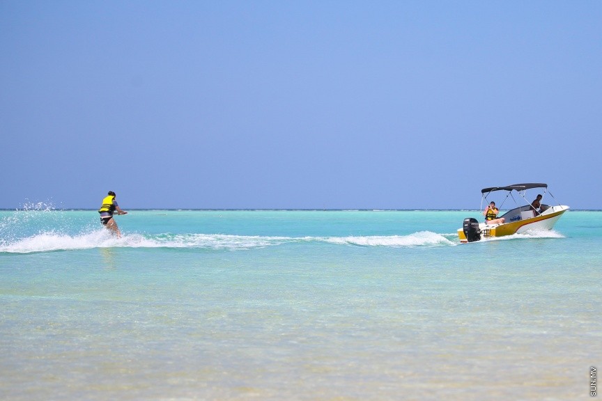 ޗުއްޓީ ހޭދަކޮއްލަން ތޮއްޑޫއަށް އައިސް އުޅޭ ފަތުރުވެރިޔަކު އެ ރަށު ވިލު ތެރޭގައި މޫދު ކުޅިވަރު ކުޅެނީ: 17 ގެސްޓް ހައުސް ހުންނަ ތޮއްޑޫއަށް މޫދު ކުޅިވަރު ފުޅާވެގެން ދިޔައީ ގެސްޓްހައުސް ވިޔަފާރިއާއެކު-- ސަން ފޮޓޯ/ މުހައްމަދު އަފްރާހު
