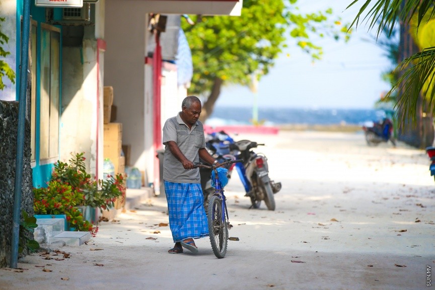 ތޮއްޑޫގެ ރީތިކަން ފޮޓޯތަކުން:   ތޮއްޑޫގެ ހިންގައިމު މަގެއްގައި މީހަކު ބައިސްކަލަކައް އަރަނީ---ސަން ފޮޓޯ/ މުހައްމަދު އަފްރާހް