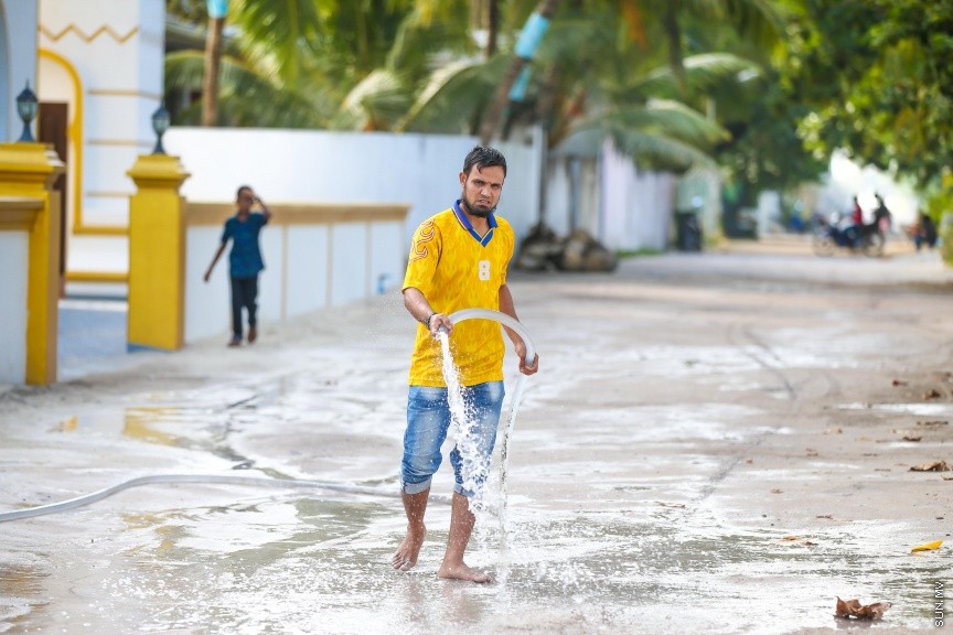 ތޮއްޑޫގެ ރީތިކަން ފޮޓޯތަކުން:  ހޫނުގަދު ވެ ހިރަފުސް ވާތީ މަގުމައްޗައް މީހަކު ފެންޖަހަނީ