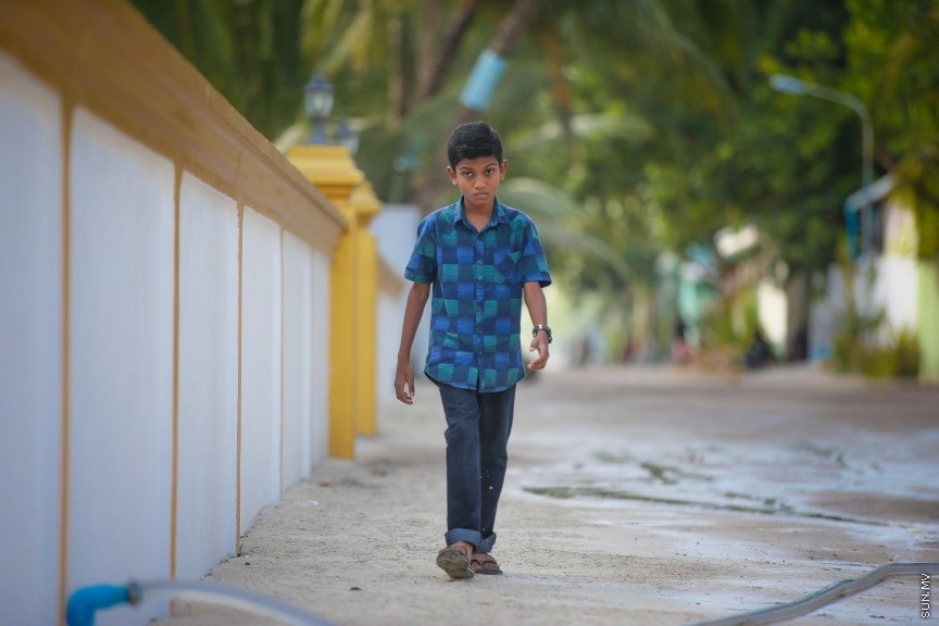 ތޮއްޑޫގެ ރީތިކަން ފޮޓޯތަކުން:  ކުޑަ ކުއްޖަކު ތޮއްޑޫ މިސްކިތް ކައިރިން ހިނގާފައި އަންނީ: ސަން ފޮޓޯ/ މުހައްމަދު އަފްރާހް