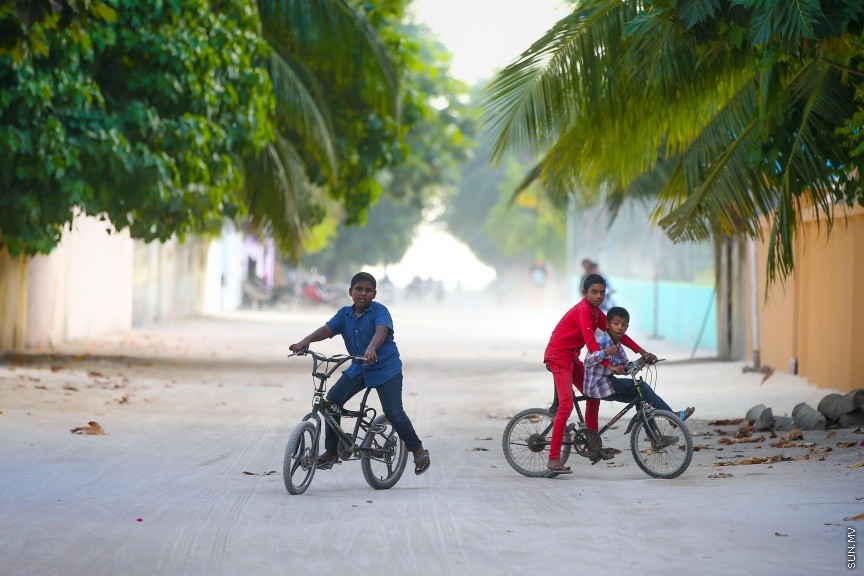 ތޮއްޑޫގެ ރީތިކަން ފޮޓޯތަކުން:  ތޮއްޑޫގެ ބޮޑުމަގުގައި ކުޑަކުދިން ތަކެއް ބައިސްކަލް ދުއްވަނީ---ސަން ފޮޓޯ/ މުހައްމަދު އަފްރާހް