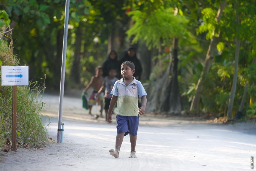 ކުޑަކުއްޖަކު މޫދުން އަރައިން އަންނީ: ތޮއްޑޫ މީހުންނަކީ ދުޅަ ހެޔޮ ބައެއް-- ސަން ފޮޓޯ/ މުހައްމަދު އަފްރާހު