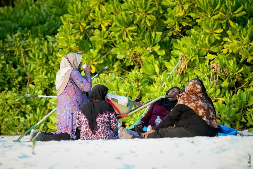  މުދުއުމުރުގެ އަންހެނުން ތަކެއް އަދިރި މަތީގައި: ބަނޑި ލައްވަމުން އަރި އަރިއަށް، ނަށަމުންދިޔަ އެ ކުދިންނަކީ ރީތި ކުދިންތަކެކެވެ. އެއީ ތޮއްޑޫ ސޯސަން ކްލަބާއި ބްރައިޓް ކްލަބުގެ ބަނޑިޔާ ނެށުންތެރިނެނެވެ. މި ވާހަކަ މާޒީގެ ސަފުހާތަކުންމެ، އަބަދު އަޑުއިވެ---ސަން ފޮޓޯ/ މުހައްމަދު އަފްރާހް