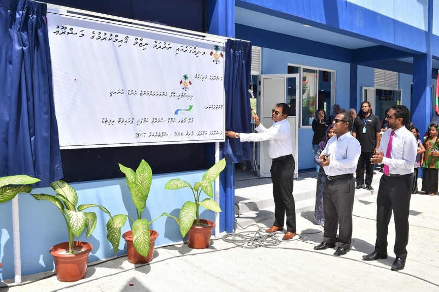 ޖެނުއަރީ 23، 2017: މ. ދިއްގަރުގެ ފެނުގެ ނިޒާމު އިފްތިތާހު ކުރުމަށް މ. ދިއްގަރުގައި ބޭއްވި ރަސްމިއްޔާތުގެ ތެރެއިން --- ފޮޓޯ/ ރައީސް އޮފީސް