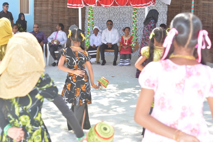 ޖެނުއަރީ 23، 2017: މ. ދިއްގަރުގެ ފެނުގެ ނިޒާމު އިފްތިތާހު ކުރުމަށް މ. ދިއްގަރުގައި ބޭއްވި ރަސްމިއްޔާތުގެ ތެރެއިން --- ފޮޓޯ/ ރައީސް އޮފީސް