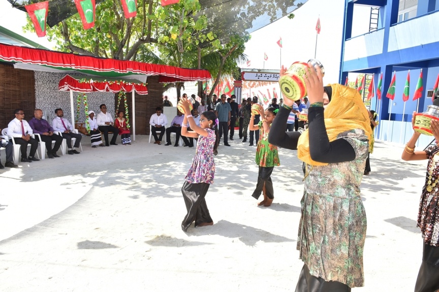ޖެނުއަރީ 23، 2017: މ. ދިއްގަރުގެ ފެނުގެ ނިޒާމު އިފްތިތާހު ކުރުމަށް މ. ދިއްގަރުގައި ބޭއްވި ރަސްމިއްޔާތުގެ ތެރެއިން --- ފޮޓޯ/ ރައީސް އޮފީސް