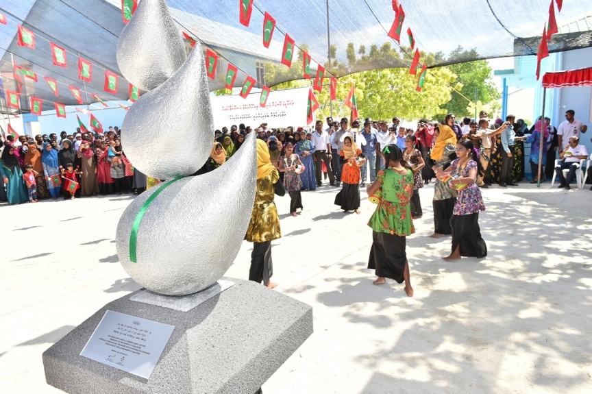 ޖެނުއަރީ 23، 2017: މ. ދިއްގަރުގެ ފެނުގެ ނިޒާމު އިފްތިތާހު ކުރުމަށް މ. ދިއްގަރުގައި ބޭއްވި ރަސްމިއްޔާތުގެ ތެރެއިން --- ފޮޓޯ/ ރައީސް އޮފީސް