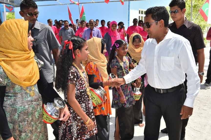 ޖެނުއަރީ 23، 2017: މ. ދިއްގަރުގެ ފެނުގެ ނިޒާމު އިފްތިތާހު ކުރުމަށް މ. ދިއްގަރުގައި ބޭއްވި ރަސްމިއްޔާތުގެ ތެރެއިން --- ފޮޓޯ/ ރައީސް އޮފީސް