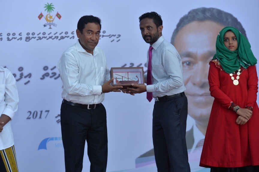 ޖެނުއަރީ 23، 2017: މ. ދިއްގަރުގެ ފެނުގެ ނިޒާމު އިފްތިތާހު ކުރުމަށް މ. ދިއްގަރުގައި ބޭއްވި ރަސްމިއްޔާތުގެ ތެރެއިން --- ފޮޓޯ/ ރައީސް އޮފީސް