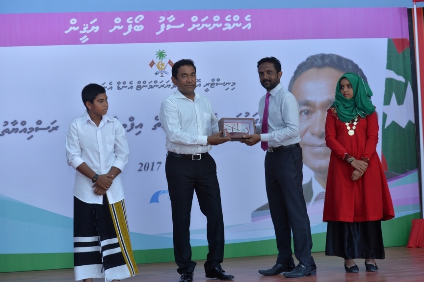 ޖެނުއަރީ 23، 2017: މ. ދިއްގަރުގެ ފެނުގެ ނިޒާމު އިފްތިތާހު ކުރުމަށް މ. ދިއްގަރުގައި ބޭއްވި ރަސްމިއްޔާތުގެ ތެރެއިން --- ފޮޓޯ/ ރައީސް އޮފީސް
