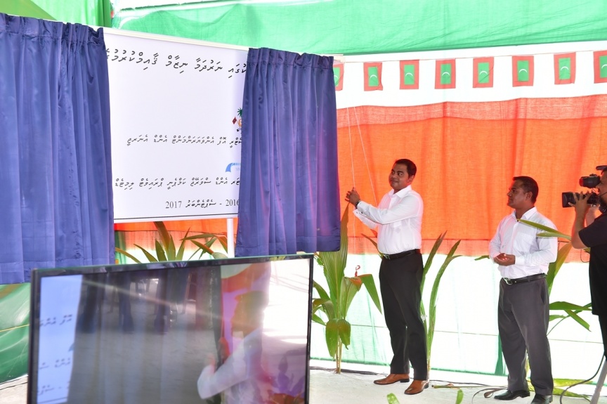 ޖެނުއަރީ 23، 2017: މ. މުލަކުގައި ފެނުގެ ނިޒާމު އިފްތިތާހު ކުރުމަށް ބޭއްވި ރަސްމިއްޔާތުގެ ތެރެއިން --- ފޮޓޯ/ ރައީސް އޮފީސް