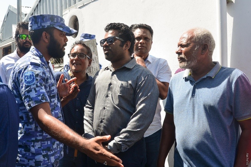  ޖެނުއަރީ 24، 2017: ވިސާމް އާއި ލީވާނަްނައް ހުކުމް ކުރުން: ރާއްޖެ ޓީވީގެ ދެ ނޫސްވެރިން ކަމުގައިވާ މުހައްމަދު ވިސާމް އާއި ލީވާން އަލީ ނާސިރު، ގާނޫނު ތަންފީޒު ކުރާ މުވައްޒަފެއްގެ މަސައްކަތަށް ގަސްތުގައި ހުރަސްއެޅި ކަމުގެ ދައުވާ ސާބިތުވު 28،800 ރުފިޔާ އިން މިއަދު ވަނީ ޖޫރިމަނާކޮށްފަ---ސަން ފޮޓޯ/ މުހައްމަދު އަފްރާހް