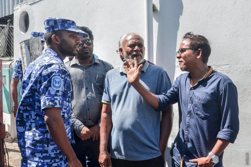  ޖެނުއަރީ 24، 2017: ވިސާމް އާއި ލީވާނަްނައް ހުކުމް ކުރުން: ރާއްޖެ ޓީވީގެ ދެ ނޫސްވެރިން ކަމުގައިވާ މުހައްމަދު ވިސާމް އާއި ލީވާން އަލީ ނާސިރު، ގާނޫނު ތަންފީޒު ކުރާ މުވައްޒަފެއްގެ މަސައްކަތަށް ގަސްތުގައި ހުރަސްއެޅި ކަމުގެ ދައުވާ ސާބިތުވު 28،800 ރުފިޔާ އިން މިއަދު ވަނީ ޖޫރިމަނާކޮށްފަ---ސަން ފޮޓޯ/ މުހައްމަދު އަފްރާހް