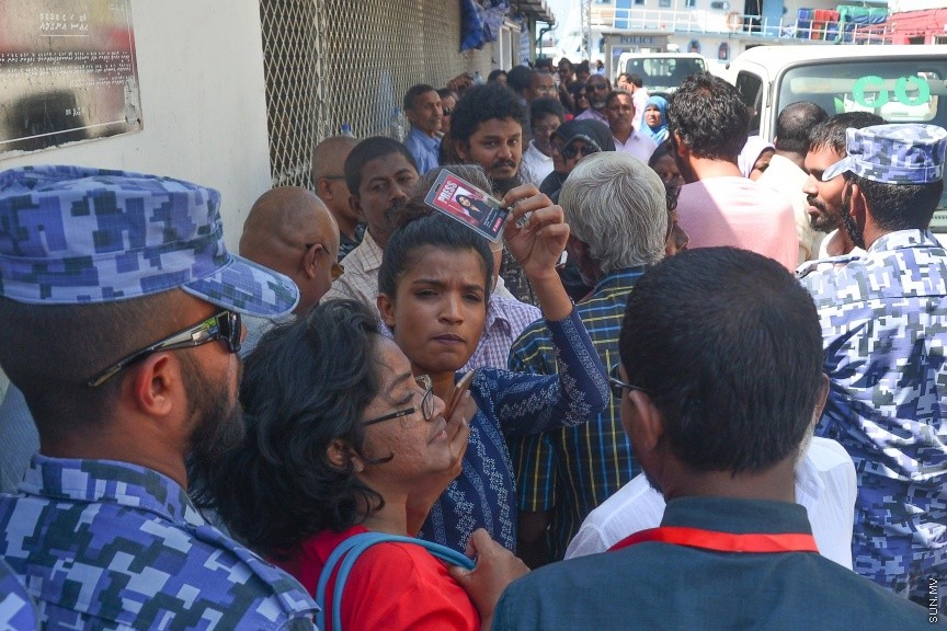  ޖެނުއަރީ 24، 2017: ވިސާމް އާއި ލީވާނަްނައް ހުކުމް ކުރުން: ރާއްޖެ ޓީވީގެ ދެ ނޫސްވެރިން ކަމުގައިވާ މުހައްމަދު ވިސާމް އާއި ލީވާން އަލީ ނާސިރު، ގާނޫނު ތަންފީޒު ކުރާ މުވައްޒަފެއްގެ މަސައްކަތަށް ގަސްތުގައި ހުރަސްއެޅި ކަމުގެ ދައުވާ ސާބިތުވު 28،800 ރުފިޔާ އިން މިއަދު ވަނީ ޖޫރިމަނާކޮށްފަ---ސަން ފޮޓޯ/ މުހައްމަދު އަފްރާހް