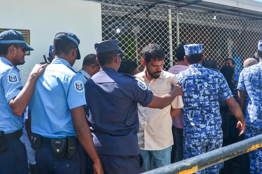  ޖެނުއަރީ 24، 2017: ވިސާމް އާއި ލީވާނަްނައް ހުކުމް ކުރުން: ރާއްޖެ ޓީވީގެ ދެ ނޫސްވެރިން ކަމުގައިވާ މުހައްމަދު ވިސާމް އާއި ލީވާން އަލީ ނާސިރު، ގާނޫނު ތަންފީޒު ކުރާ މުވައްޒަފެއްގެ މަސައްކަތަށް ގަސްތުގައި ހުރަސްއެޅި ކަމުގެ ދައުވާ ސާބިތުވު 28،800 ރުފިޔާ އިން މިއަދު ވަނީ ޖޫރިމަނާކޮށްފަ---ސަން ފޮޓޯ/ މުހައްމަދު އަފްރާހް