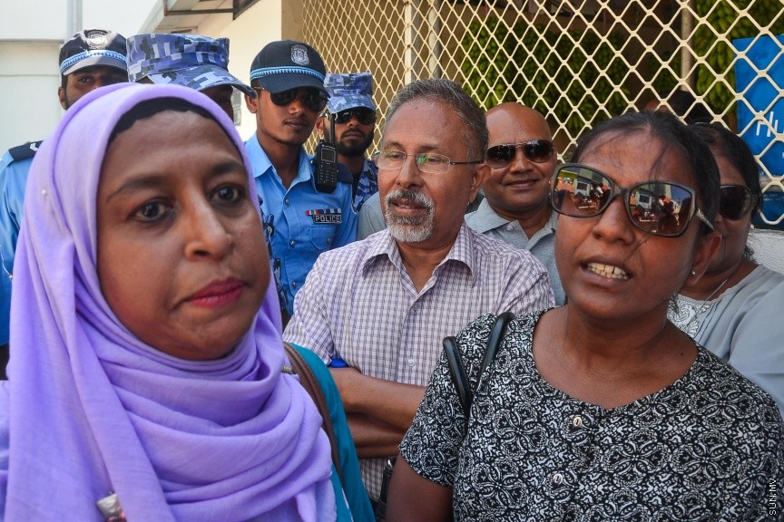  ޖެނުއަރީ 24، 2017: ވިސާމް އާއި ލީވާނަްނައް ހުކުމް ކުރުން: ރާއްޖެ ޓީވީގެ ދެ ނޫސްވެރިން ކަމުގައިވާ މުހައްމަދު ވިސާމް އާއި ލީވާން އަލީ ނާސިރު، ގާނޫނު ތަންފީޒު ކުރާ މުވައްޒަފެއްގެ މަސައްކަތަށް ގަސްތުގައި ހުރަސްއެޅި ކަމުގެ ދައުވާ ސާބިތުވު 28،800 ރުފިޔާ އިން މިއަދު ވަނީ ޖޫރިމަނާކޮށްފަ---ސަން ފޮޓޯ/ މުހައްމަދު އަފްރާހް