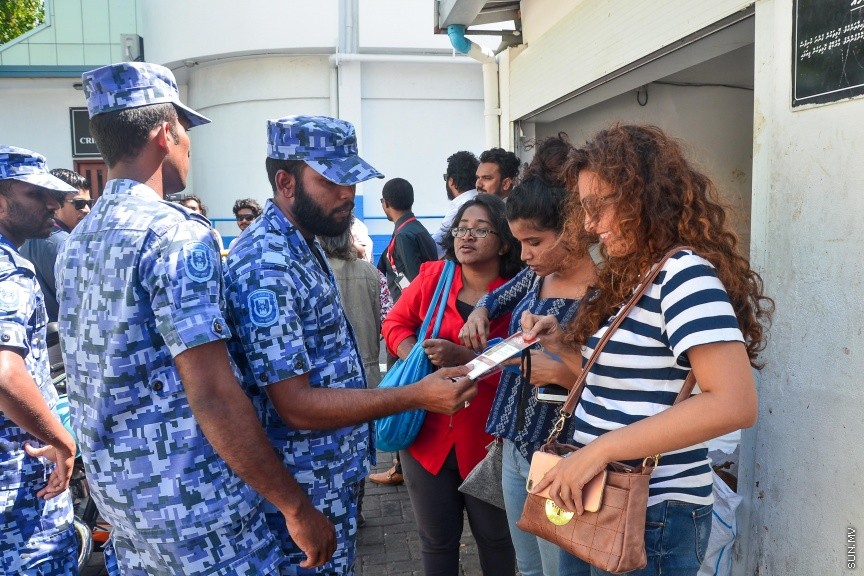  ޖެނުއަރީ 24، 2017: ވިސާމް އާއި ލީވާނަްނައް ހުކުމް ކުރުން: ރާއްޖެ ޓީވީގެ ދެ ނޫސްވެރިން ކަމުގައިވާ މުހައްމަދު ވިސާމް އާއި ލީވާން އަލީ ނާސިރު، ގާނޫނު ތަންފީޒު ކުރާ މުވައްޒަފެއްގެ މަސައްކަތަށް ގަސްތުގައި ހުރަސްއެޅި ކަމުގެ ދައުވާ ސާބިތުވު 28،800 ރުފިޔާ އިން މިއަދު ވަނީ ޖޫރިމަނާކޮށްފަ---ސަން ފޮޓޯ/ މުހައްމަދު އަފްރާހް